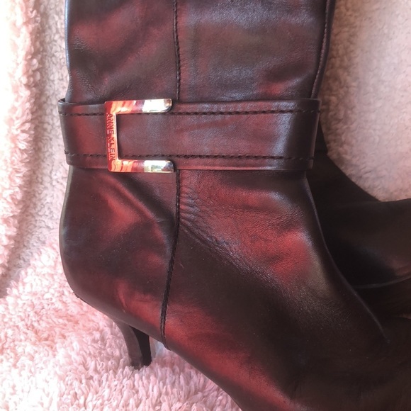 NINE West - Picture 2 of 5